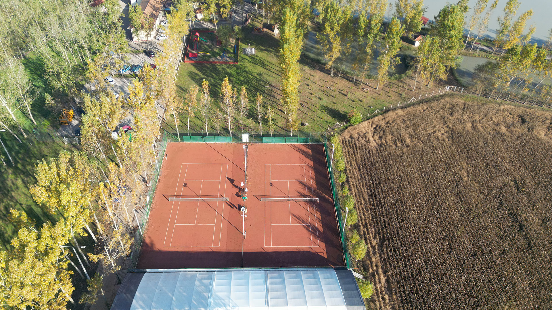 Teniszklub a Tüskevárban